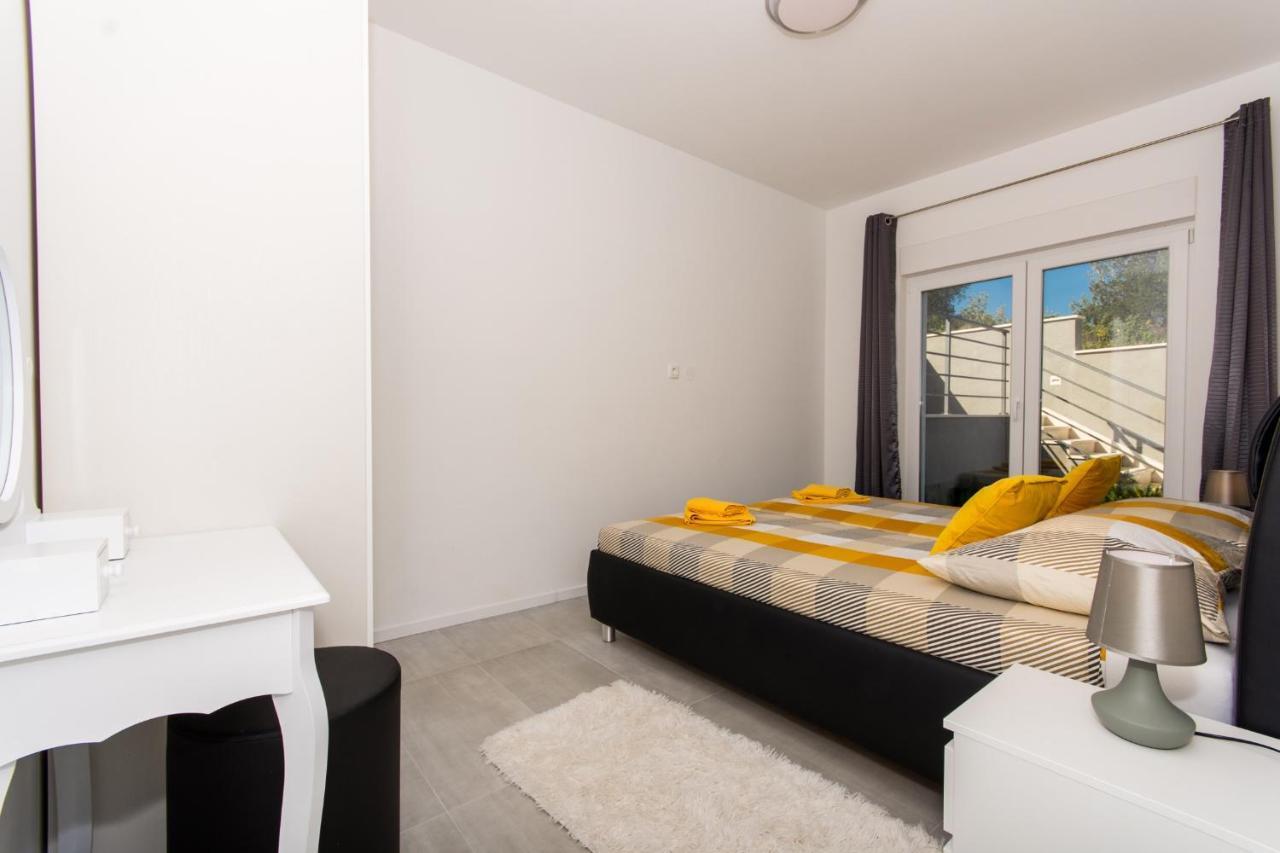 Apartment Julia Трогир Екстериор снимка